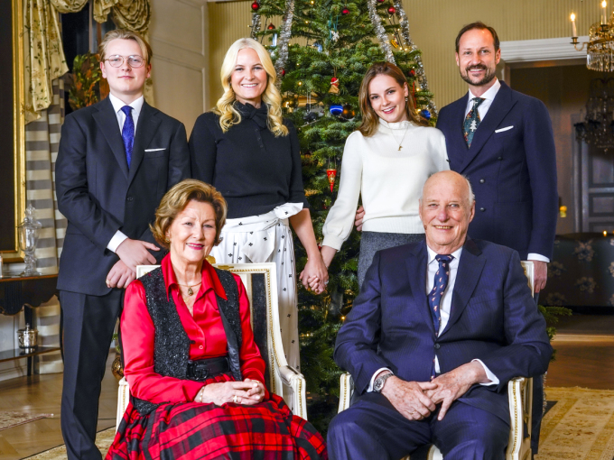 Kongeparet og Kronprinsfamilien på Bygdø kongsgård, julen 2021. Foto: Lise Åserud, NTB